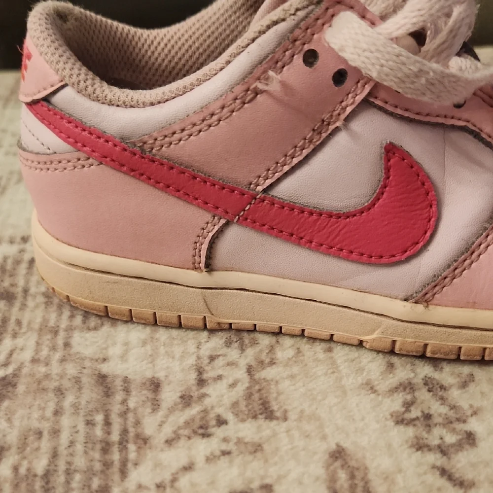 Nike Kids Sneakers in Pink and White